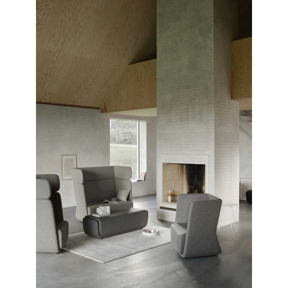 Sofá Basket de Softline tapizado en gris oscuro, con respaldo alto