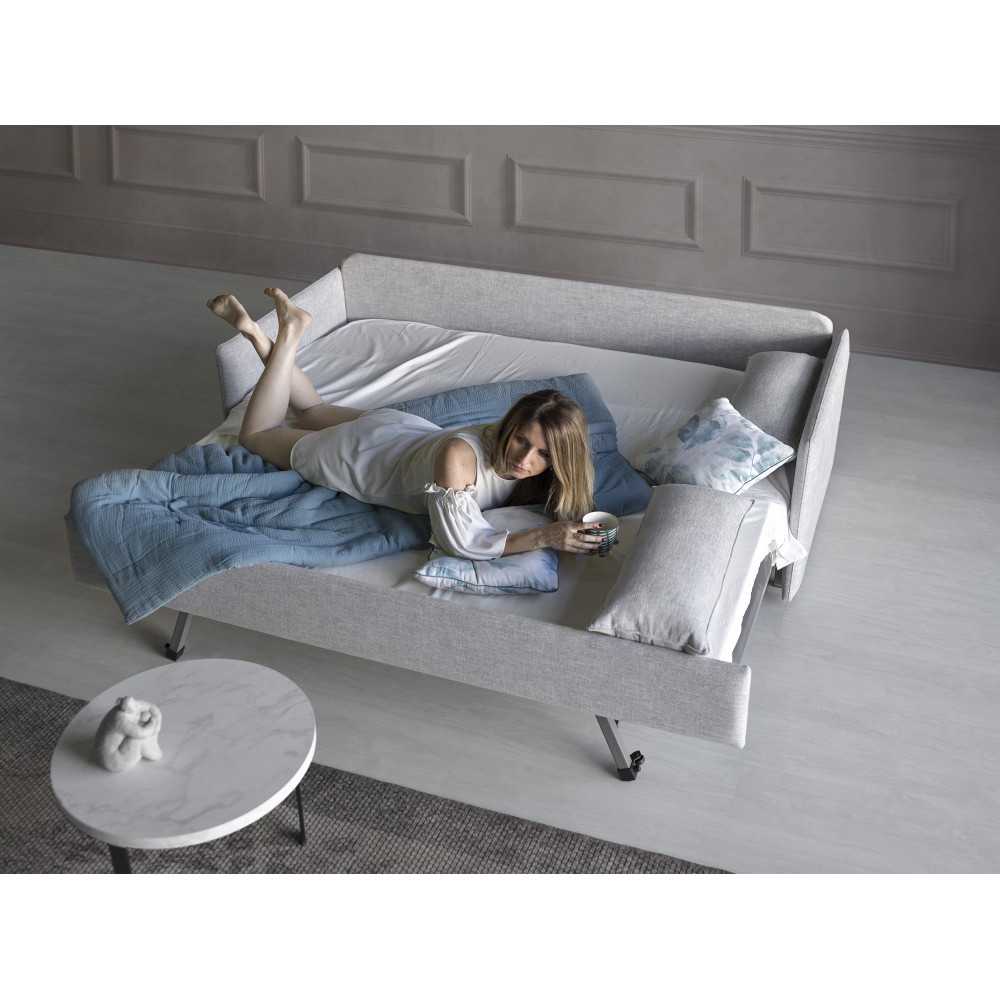 Sofá cama nido Icaro con sistema de arrastre nido en lamas de madera.